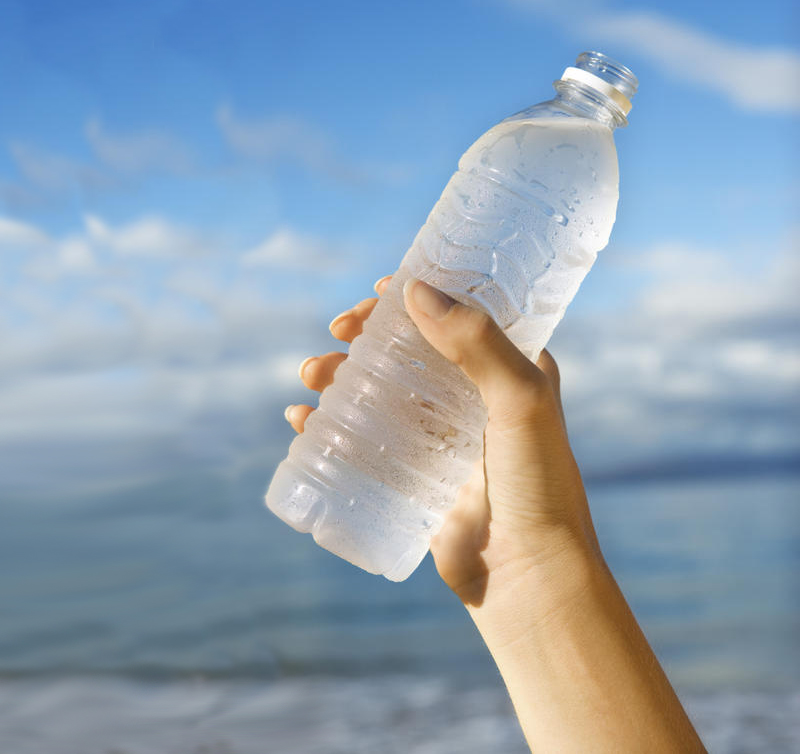 Вода бутылка звук. Бутылка для воды. Пластиковая бутылка для воды. Бутылка холодной воды. Питьевая вода в бутылках.